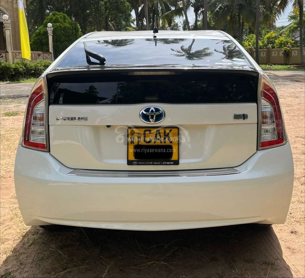Toyota Prius 2015 Hatchback (Used) - Image 1