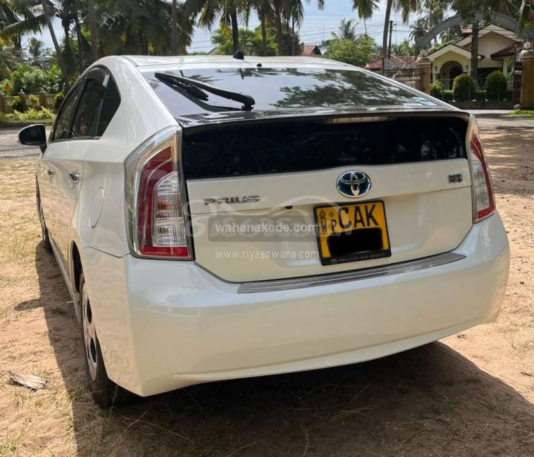 Toyota Prius 2015 Hatchback (Used) - Image 2